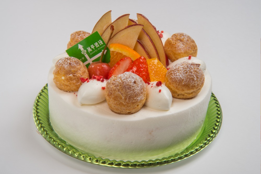 フルーツショートケーキ（プチシュー飾り）